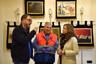 La delegada de la Junta, Patricia Navarro, acompañada por el de Sanidad ha acudido a la Cofradía del Santo Sepulcro, donde un equipo de dos profesionales de enfermería con dispositivo de Urgencias ambulancia con médico y enfermero están trabajando.