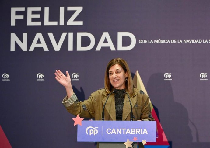 La presidenta del PP y de Cantabria, María José Sáenz de Buruaga, en la comida de Navidad del partido