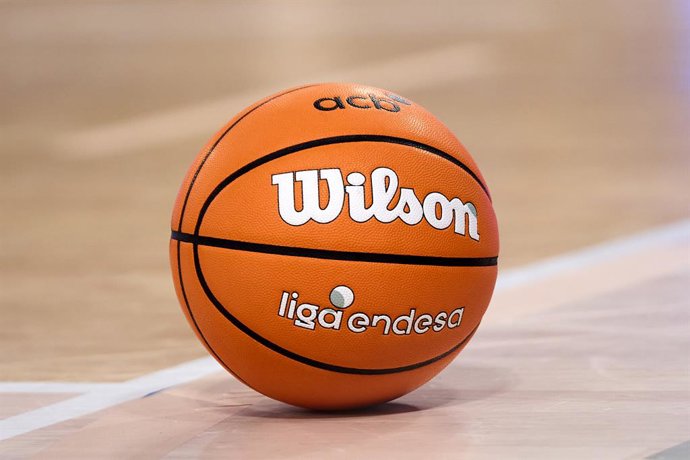 16 de novembro de 2025, Barcelona, Barcelona, Espanha: Bola oficial durante o jogo da temporada regular da ACB entre FC Barcelona e Baskonia no Palau Blaugrana, Barcelona, Espanha, em 17 de novembro de 2025