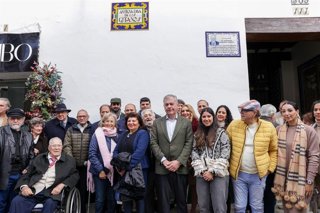 El alcalde de Sevilla, José Luis Sanz, inaugura el rótulo cerámico con el nomenclátor 'Antigua Cava de los Gitanos'.