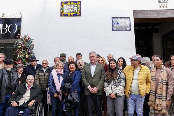 El alcalde de Sevilla, José Luis Sanz, inaugura el rótulo cerámico con el nomenclátor 'Antigua Cava de los Gitanos'.