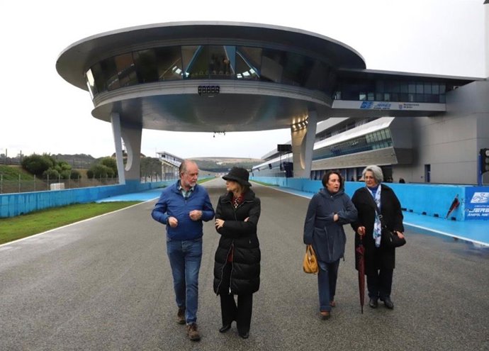 La alcaldesa de Jerez, María José García-Pelayo, en el circuito 'Ángel Nieto'.