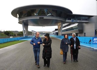 La alcaldesa de Jerez, María José García-Pelayo, en el circuito 'Ángel Nieto'.