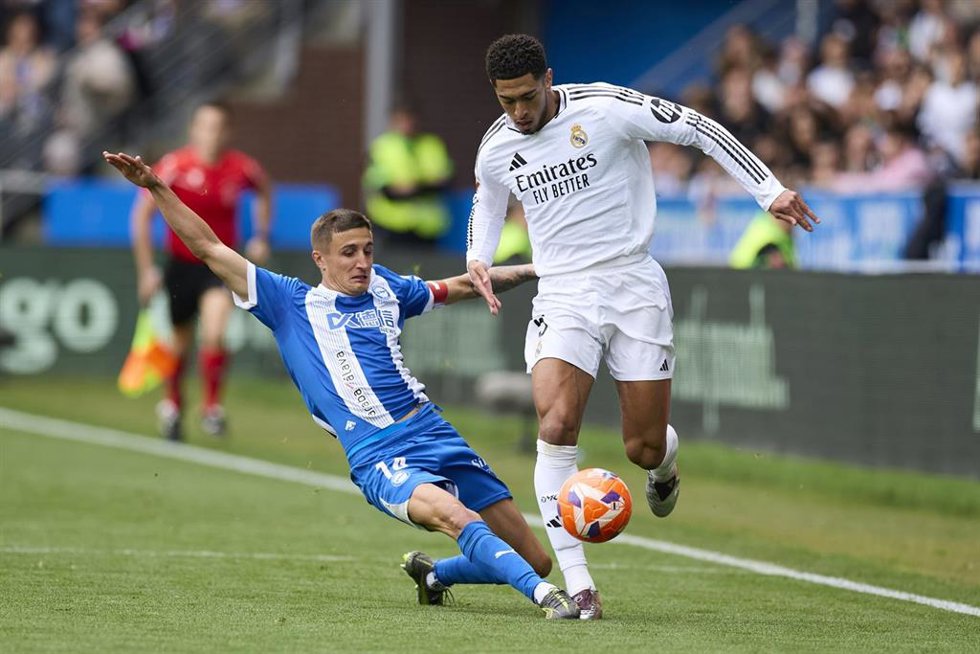Archivo - EL lateral argentino Nahuel Tenaglia (Deportivo Alavés) hace entrada sobre el inglés Jude Bellingham (Real Madrid) en el partido de LaLiga EA Sports 2024-25 en Mendizorroza.