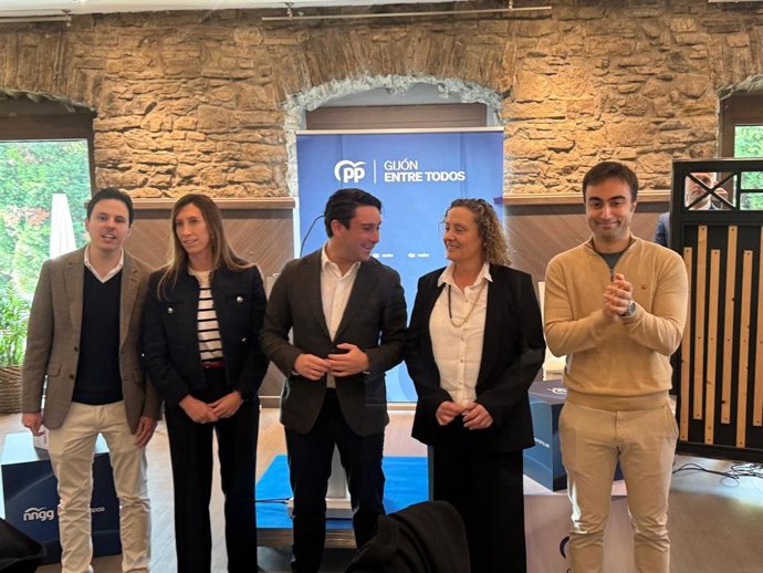 La secretaria general del PP, Beatriz Llaneza, en la comida navideña del PP gijonés.