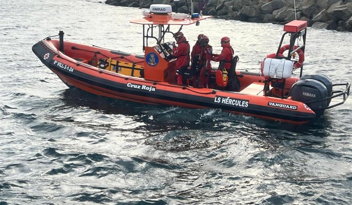 La embarcación LS Hércules, de Cruz Roja, rescató a un joven en A Coruña tras caer al mar.