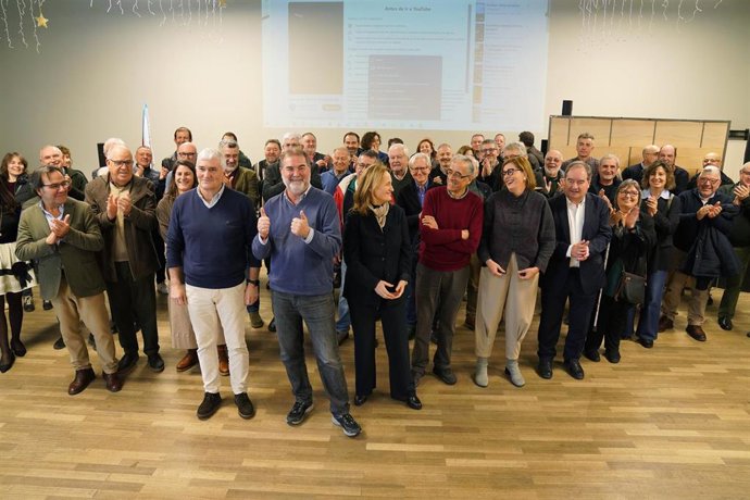 Os exconselleiros do BNG, Teresa Táboas (c), Fernando Blanco (3i) e Alfredo Suárez Canal (6d), e o ex vicepresidente, Anxo Quintana (4i), durante  a conmemoración do 20 aniversario do goberno bipartito galego en Santiago de Compostela.