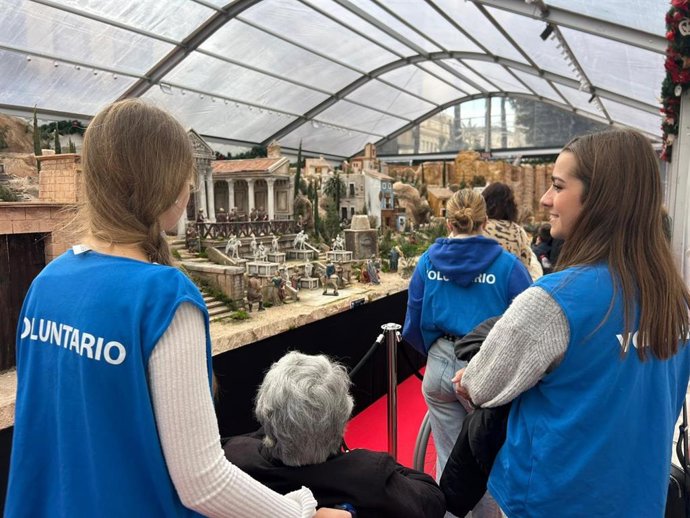 Más de 40 alumnos voluntarios del Grado de Enfermería y Fisioterapia han realizado la tradicional ruta de belenes con los residentes por el centro de la ciudad portuaria