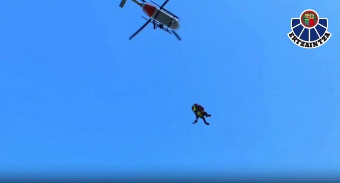 Rescate en el helicóptero de la UVR de la Ertzaintza