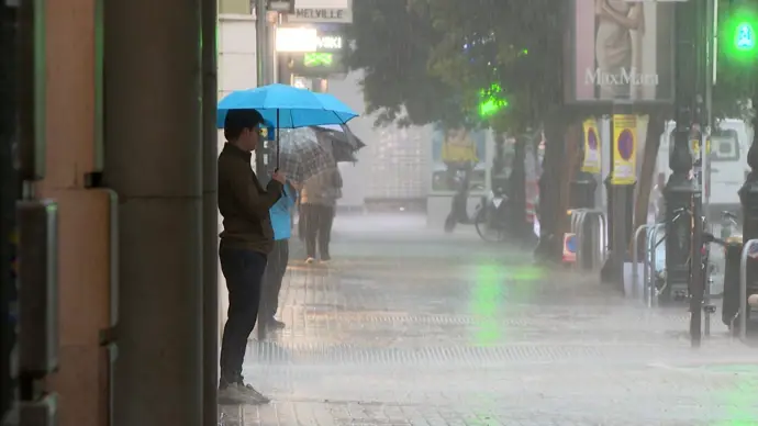 Una persona con un paraguas en Valencia durante lluvias