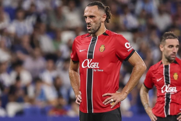 Vedat Muriqi, do RCD Mallorca, gesticula durante a partida de futebol do Campeonato Espanhol, La Liga EA Sports, disputada entre RCD Espanyol e RCD Mallorca no Estádio RCDE em 15 de setembro de 2025 em Cornella, Barcelona, Espanha.