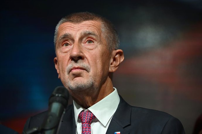 Archivo - Arquivo - 4 de outubro de 2025, Praga, República Tcheca: Andrej Babis, ex-primeiro-ministro tcheco e líder do partido ANO, fala com a mídia na sede eleitoral do partido ANO após as eleições para o parlamento tcheco. O partido ANO, liderado por A