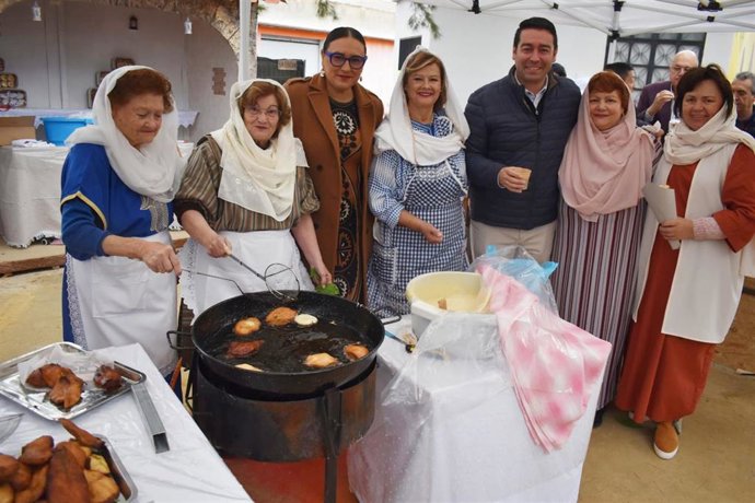 La directora general de Competitividad y Calidad Turísticas, Eva Reverte, visitó hoy el belén viviente artesano del barrio de La Florida, en Las Torres de Cotillas