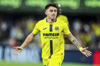 Archivo - El jugador del Villarreal Alberto Moleiro.