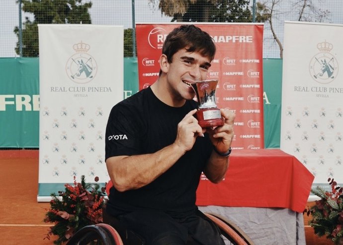 Martín de la Puente posa con su trofeo de campeón de España