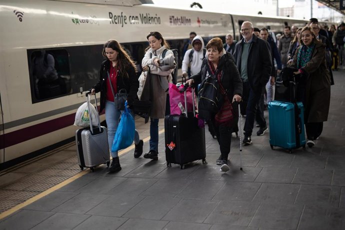 Archivo - Varias personas con maletas llegan a la estación Joaquín Sorolla, a 14 de noviembre de 2024, en Valencia, Comunidad Valenciana (España). 