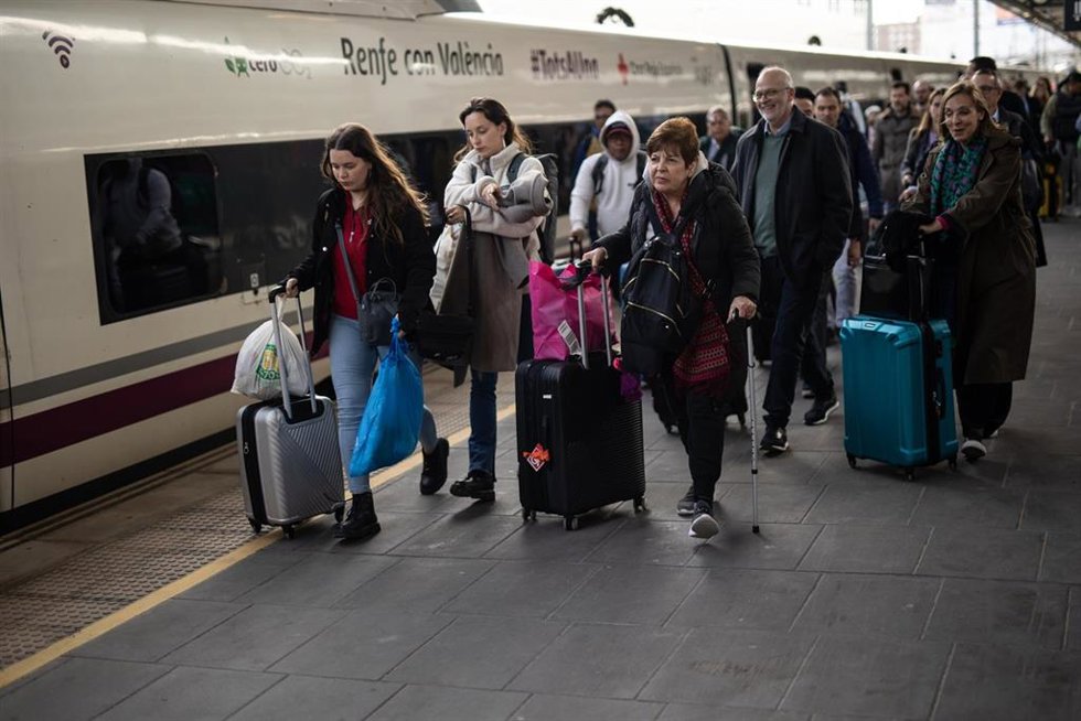 Archivo - Varias personas con maletas llegan a la estación Joaquín Sorolla, a 14 de noviembre de 2024, en Valencia, Comunidad Valenciana (España). 