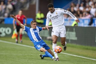 Archivo - Nahuel Tenaglia of Deportivo Alaves competes for the ball with Jude Bellingham of Real Madrid CF during the LaLiga EA Sports match between Deportivo Alaves and Real Madrid CF at Mendizorrotza on April 13, 2025, in Vitoria, Spain.