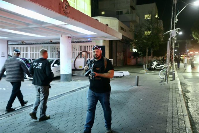 Archivo - TEL AVIV, Jan. 21, 2025  -- Israeli police work at the scene of a stabbing attack in Tel Aviv, Israel, on Jan. 21, 2025. Four people were injured late Tuesday in a stabbing attack in central Tel Aviv. The attacker, identified as a Moroccan-born 