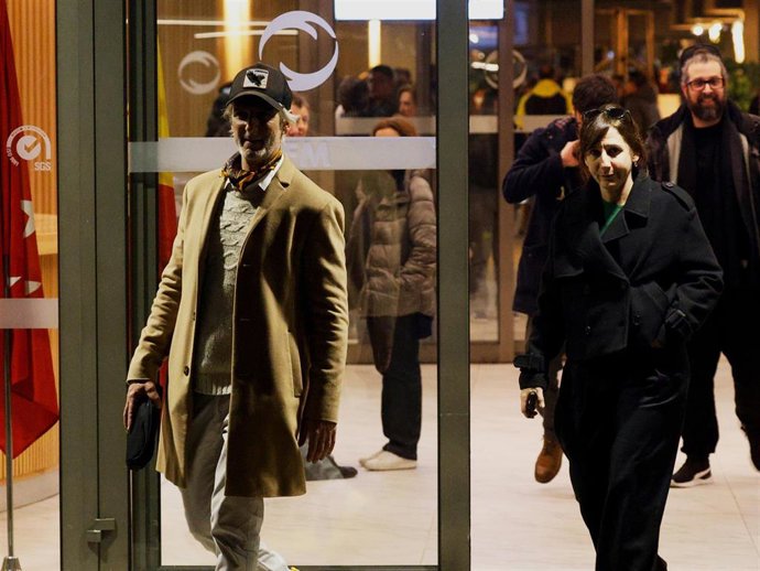 Ernesto Alterio y su hermana Malena Alterio, a la salida del tanatorio de su padre, Héctor Alterio.