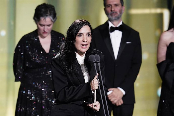 La directora Alauda Ruiz de Azua interviene junto al equipo de 'Los domingos' tras recoger el premio a 'Mejor largometraje de ficción' durante la gala de la 31 edición de los Premios José María Forqué, en el Palacio Municipal de IFEMA, a 13 de diciembre d