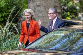 Archivo - April 24, 2025, London, United Kingdom: British Prime Minister Keir Starmer walks with the President of the European Commission, Ursula von der Leyen at Downing Street.