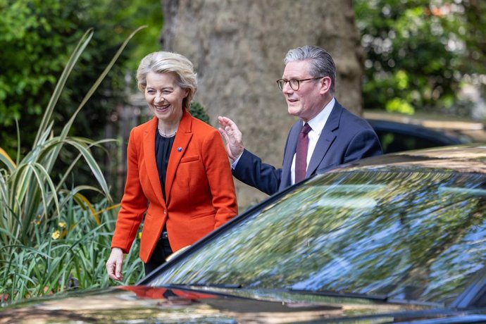 Archivo - April 24, 2025, London, United Kingdom: British Prime Minister Keir Starmer walks with the President of the European Commission, Ursula von der Leyen at Downing Street.