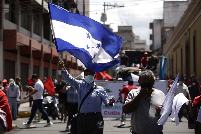 Archivo - Arquivo - 15 de setembro de 2021, Tegucigalpa, Tegucigalpa, Honduras: O Partido Livre faz uma marcha em comemoração ao bicentenário da independência de Honduras, liderada pela candidata presidencial Xiomara Castro de Zelaya e pelo ex-presidente 