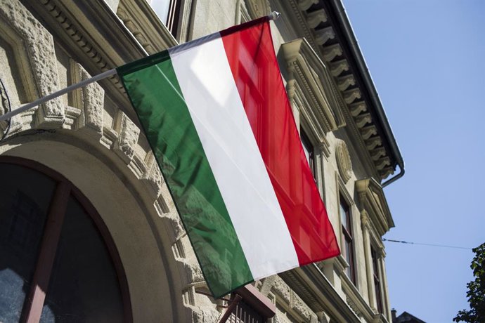 Archivo - August 13, 2024, Budapest, Hungary: The Hungarian national flag waves on a building in Budapest.