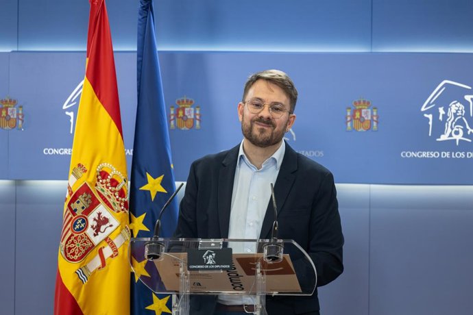 Alberto Ibáñez, deputado da Sumar, durante coletiva de imprensa no Congresso dos Deputados em 9 de dezembro de 2025 em Madri (Espanha).