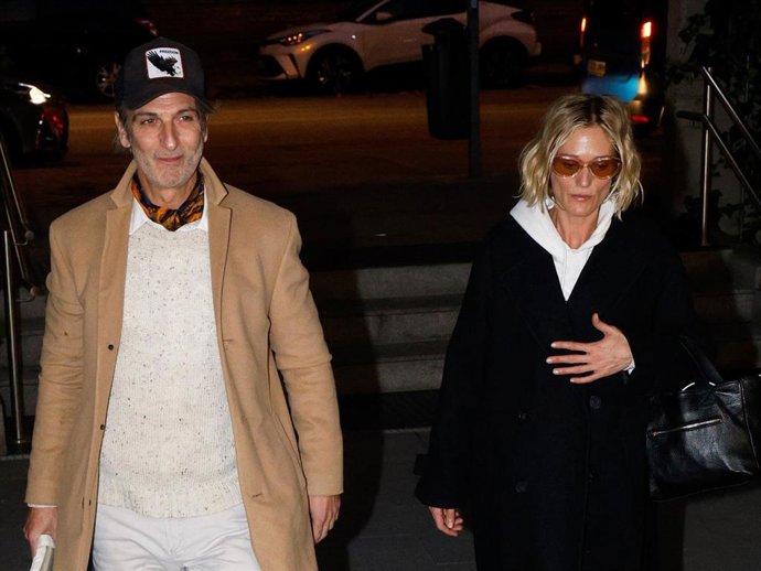 Ernesto Alterio llega acompañado de su pareja, Ella Jazz al tanatorio para despedirse de su padre, Héctor Alterio, a 13 de diciembre de 2025, en Madrid (España).