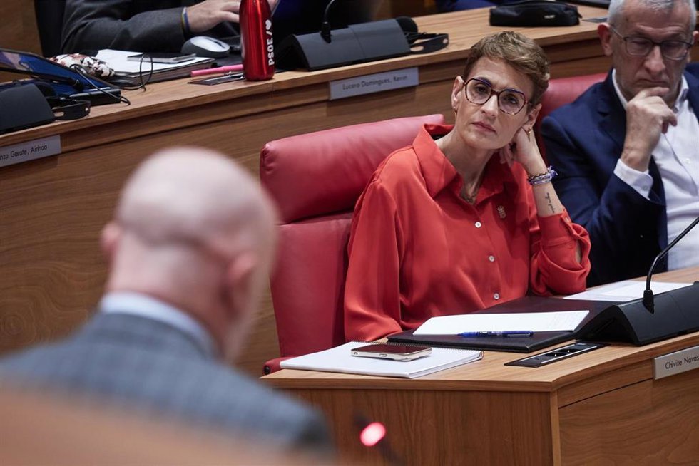 Archivo - La presidenta del Gobierno de Navarra, María Chivite, en un pleno del Parlamento.