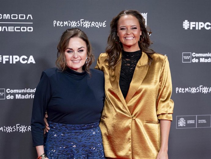 La actriz Carmen Morales y la cantante Shaila Dúrcal posan en la alfombra roja de la 31 edición de los Premios José María Forqué, en el Palacio Municipal de IFEMA, a 13 de diciembre de 2025, en Madrid (España).