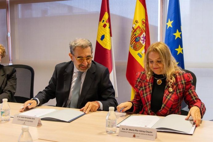 El consejero de Sanidad, Jesús Fernández Sanz, y la presidenta del Tribunal Superior de Justicia de Castilla-La Mancha, María Pilar Astray Chacón.