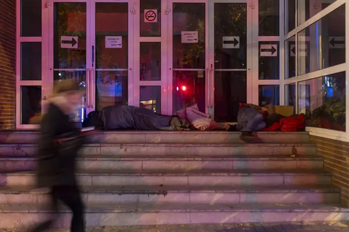 Una persona sin hogar duerme en la calle en Barcelona