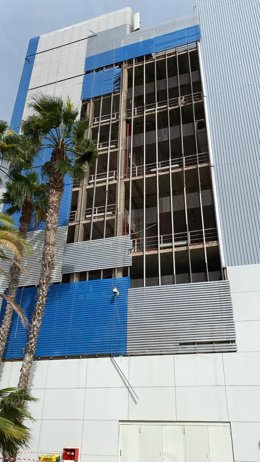 Paneles levantados por la borrasca Emilia en un centro comercial de Las Palmas de Gran Canaria debido al viento que ha soplado