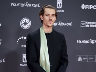 El actor Hugo Welzel posa en la alfombra roja de la 31 edición de los Premios José María Forqué, en el Palacio Municipal de IFEMA, a 13 de diciembre de 2025, en Madrid (España).