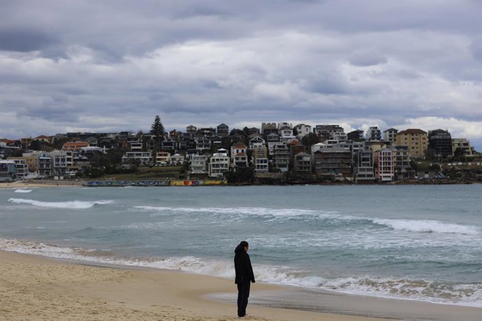 Archivo - Arquivo - 7 de julho de 2025, Sydney, Austrália: Uma mulher na areia da praia de Bondi, aproveitando o clima ameno do inverno. A praia de Bondi, em Sydney, aproveitou o clima ameno do inverno, com muitos aproveitando o céu claro para nadar, cami
