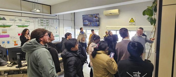 Los alumnos de la Escuela Politécnica Superior de Belmez en su visita a la Estación de Tratamiento de Aguas Potables (ETAP) de Sierra Boyera.