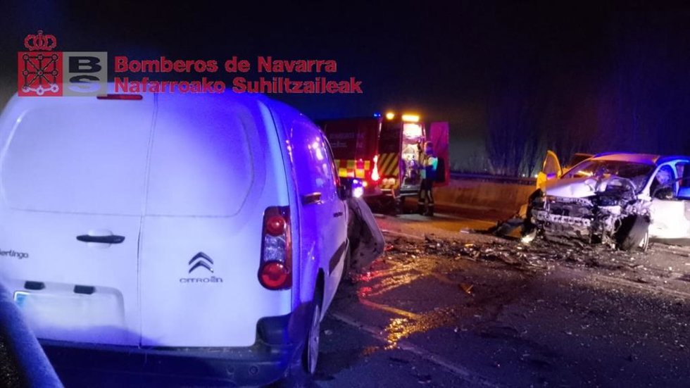 Imagen de los dos vehículos implicados en la colisión frontal.