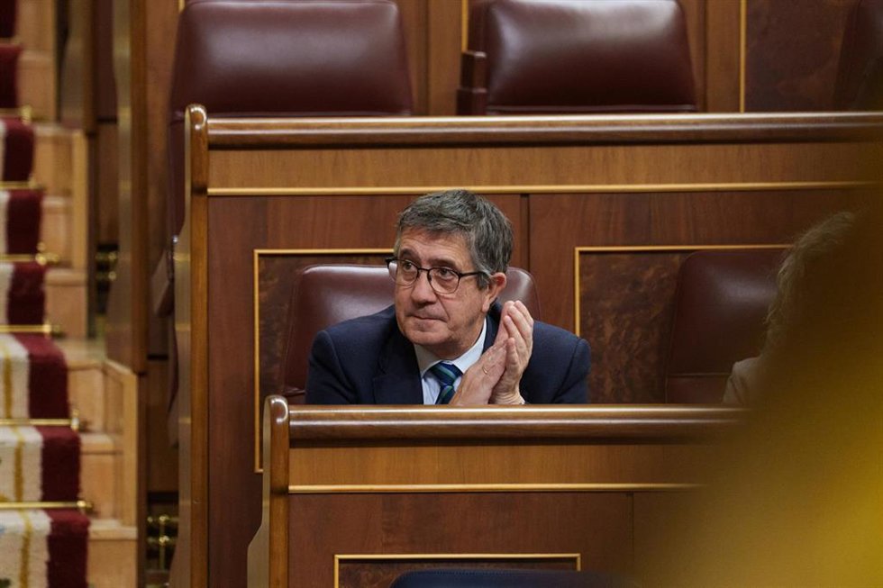 El portavoz del PSOE en el Congreso, Patxi López, aplaude durante una sesión plenaria, en el Congreso de los Diputados, a 18 de noviembre de 2025, en Madrid (España).