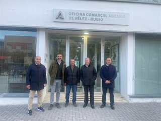 El consejero de Agricultura, Pesca, Agua y Desarrollo Rural, Ramón Fernández Pacheco, durante la visita.