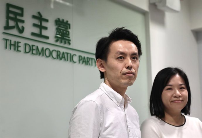 Archivo - 15 de outubro de 2023, Hong Kong, China: (E-D) O presidente do Partido Democrata, LO KIN-HEI, e o vice-presidente, NG HOI-YAN, anunciam que o Partido Democrata indicou seis membros do partido, incluindo eles próprios, para concorrer como candida