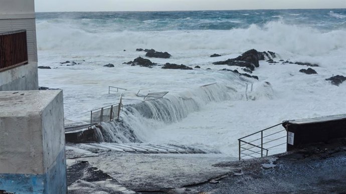 Imagen de los efectos de la borrasca 'Emilia' este sábado en el litoral de La Laguna, Tenerife