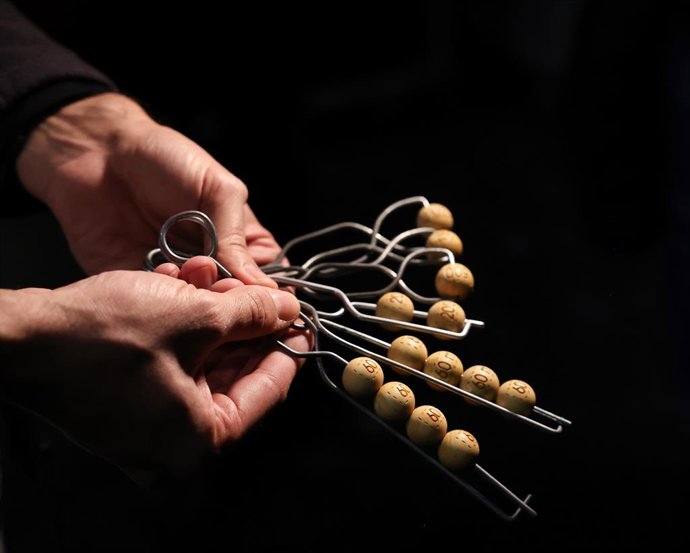 Archivo - Las bolas de madera de boj con los números grabados llegan al Teatro Real de Madrid para el Sorteo Extraordinario de Navidad del próximo 22 de diciembre, a 13 de diciembre de 2024, en Madrid (España). Ya está preparado el Teatro Real para celebr