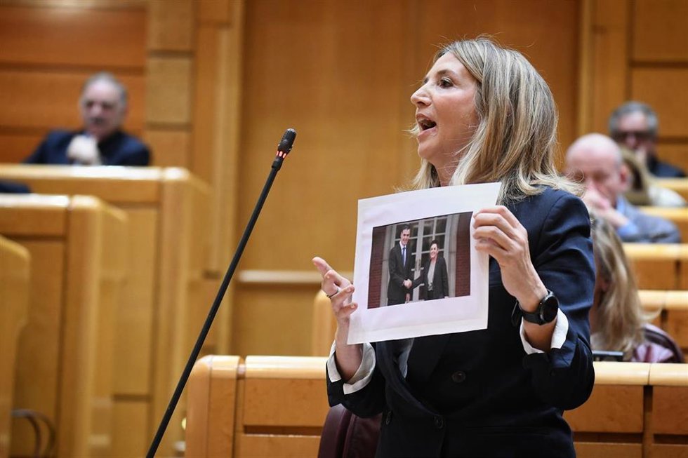 Archivo - La portavoz del PP en el Senado, Alicia García, muestra una imagen de Sánchez con la portavoz de EH Bildu en el Congreso, Mertxe Aizpurua, durante una sesión de control al Gobierno, en el Senado, a 18 de marzo de 2025, en Madrid (España). En l