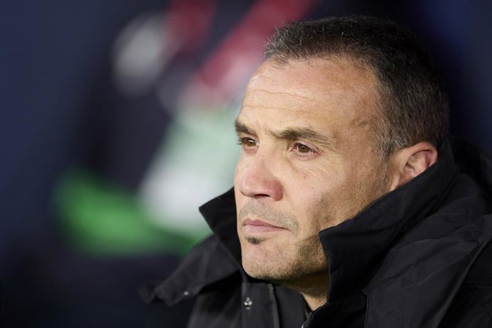 Sergio Francisco head coach of Real Sociedad looks on during the LaLiga EA Sports match between CA Osasuna and Real Sociedad at El Sadar on November 22, 2025, in Pamplona, Spain.