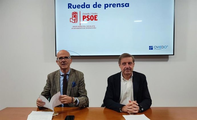 El concejal del PSOE en Oviedo Jorge García Monsalve y el portavoz Carlos Fernández Llaneza en rueda de prensa.