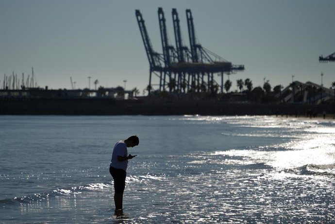 Archivo - Varias personas disfrutan del día de Navidad en la Playa de Las Arenas, a 25 de diciembre de 2023