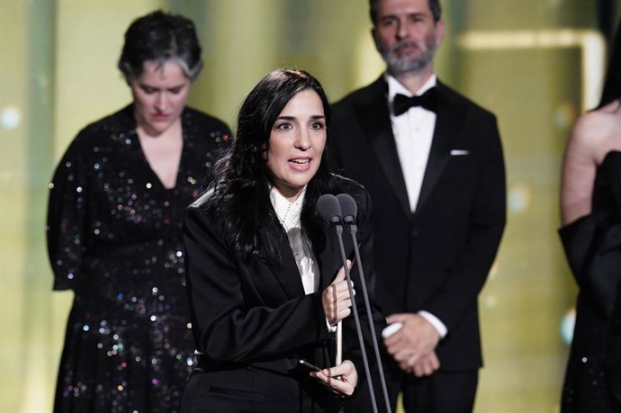 La directora Alauda Ruiz de Azua interviene junto al equipo de 'Los domingos' tras recoger el premio a 'Mejor largometraje de ficción' durante la gala de la 31 edición de los Premios José María Forqué, en el Palacio Municipal de IFEMA, a 13 de diciembre d